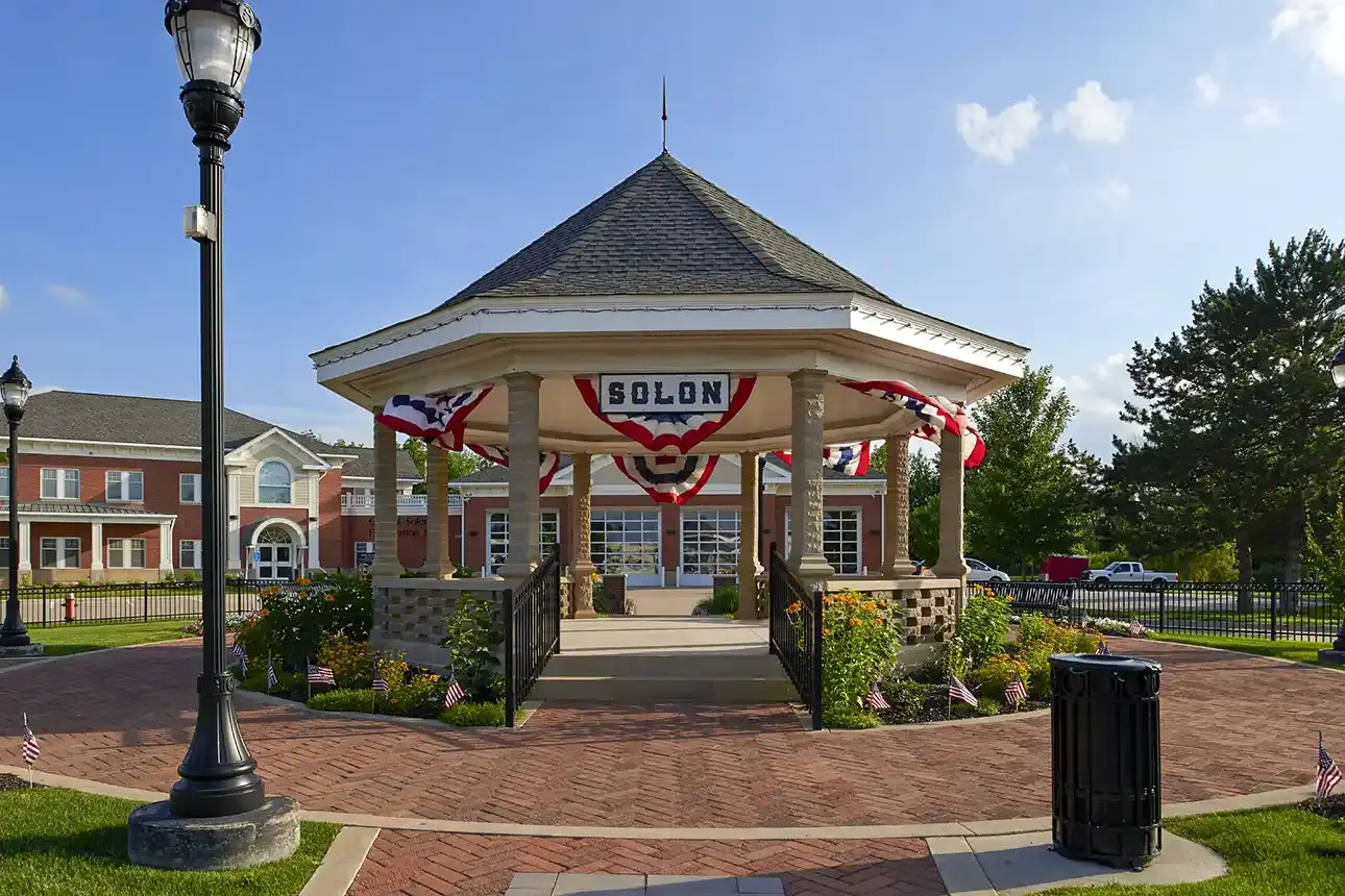 Solon Ohio downtown shopping and dining near Hawthorne Golf Estates